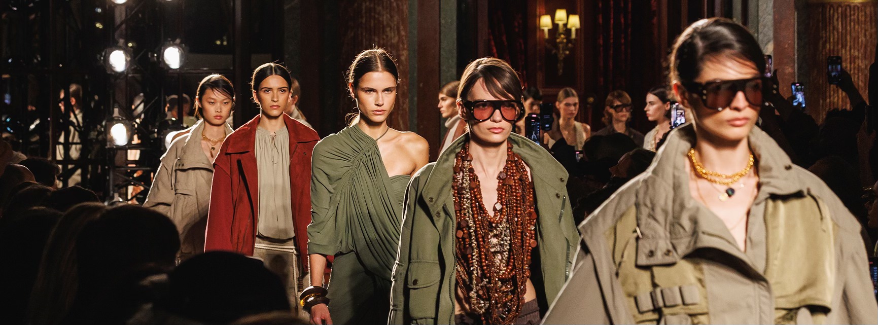 Rovnováha i dotek futurismu. Největší trendy z Pařížského Fashion Weeku