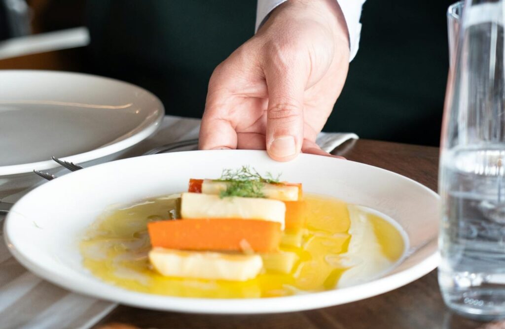 Češi a gastronomie: Kolik měsíčně utratíme v restauracích a kavárnách?