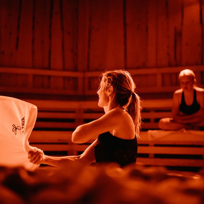 Vánoční dárek, který zahřeje tělo i duši: Dárkové vouchery do Sauny Vltava v Praze
