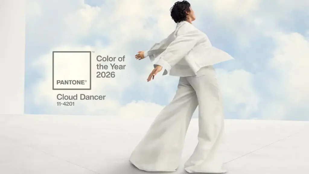 Barva roku 2026: PANTONE 11-4201 Cloud Dancer – éterická bílá, která uklidňuje svět