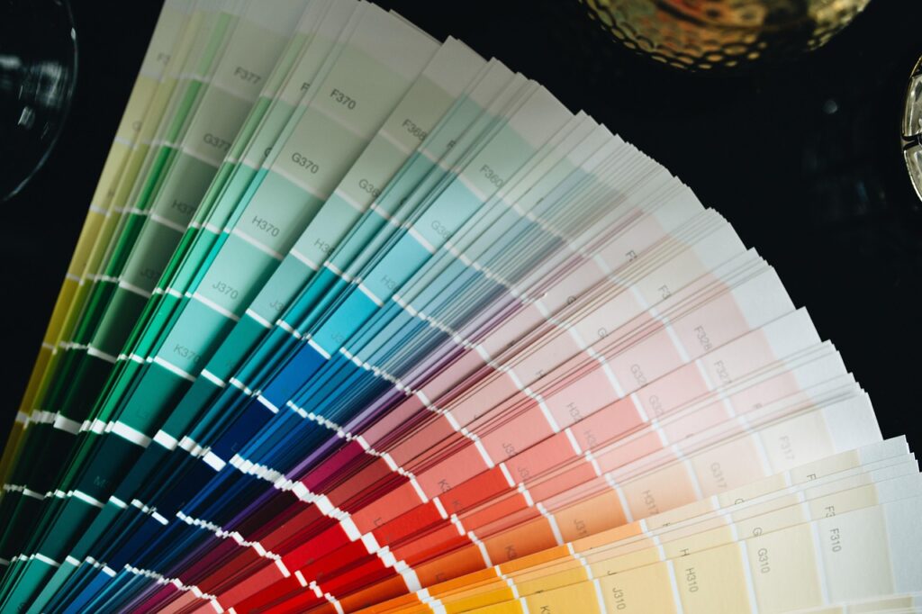 Barva roku 2026: PANTONE 11-4201 Cloud Dancer – éterická bílá, která uklidňuje svět