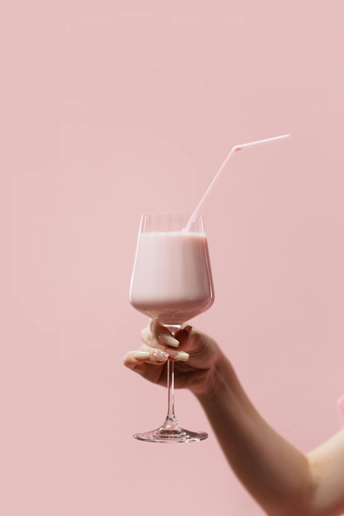 Barva roku 2026: PANTONE 11-4201 Cloud Dancer – éterická bílá, která uklidňuje svět