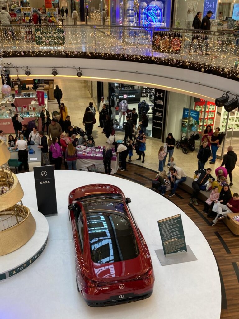 Obchodní centrum Arkády Pankrác otevřelo venkovní kluziště. Navíc pomáhá i rodinám s předčasně narozenými dětmi