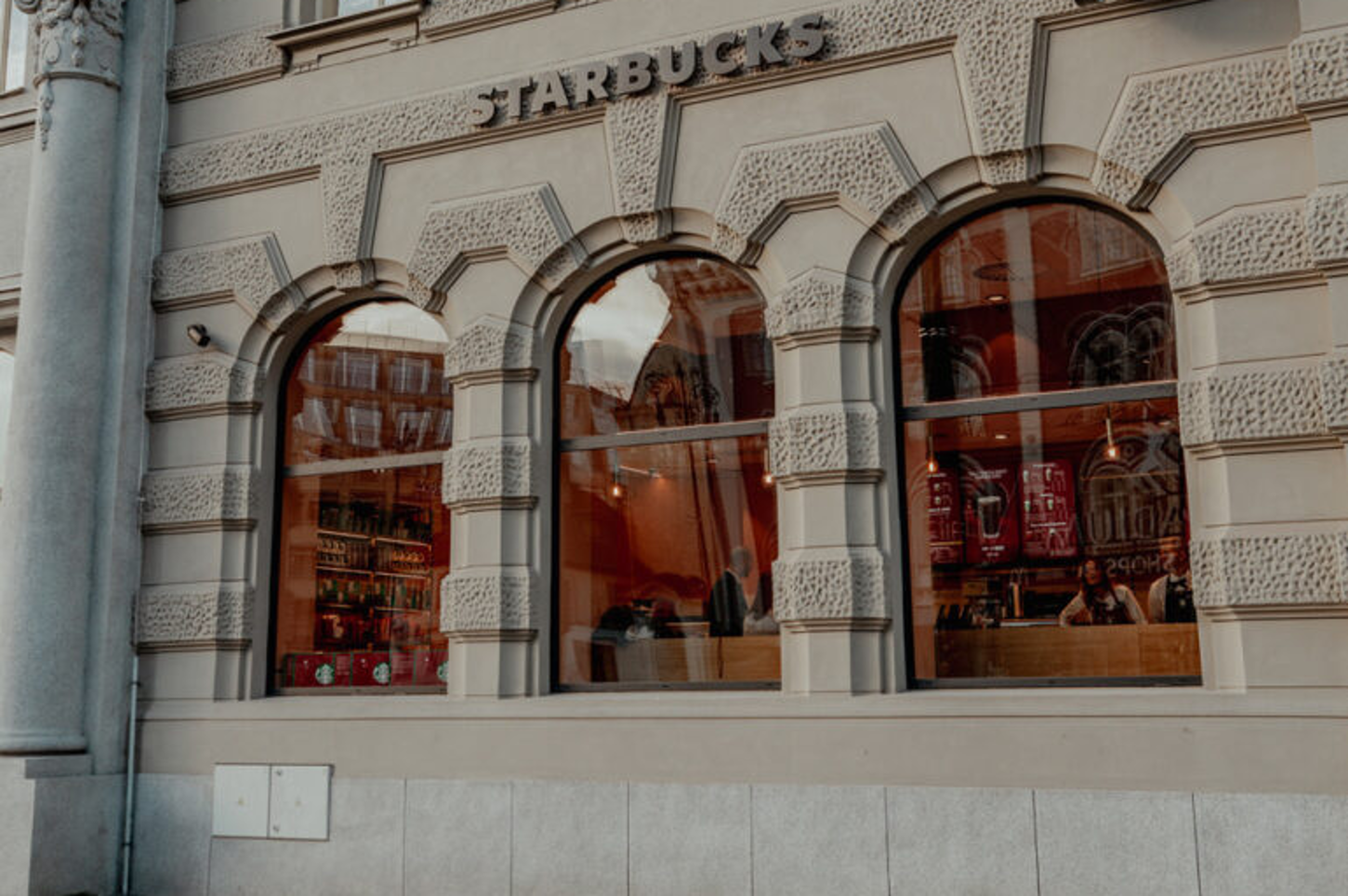 Pražské Příkopy: Starbucks rozšiřuje svou síť o novou pražskou kavárnu na Náměstí Republiky