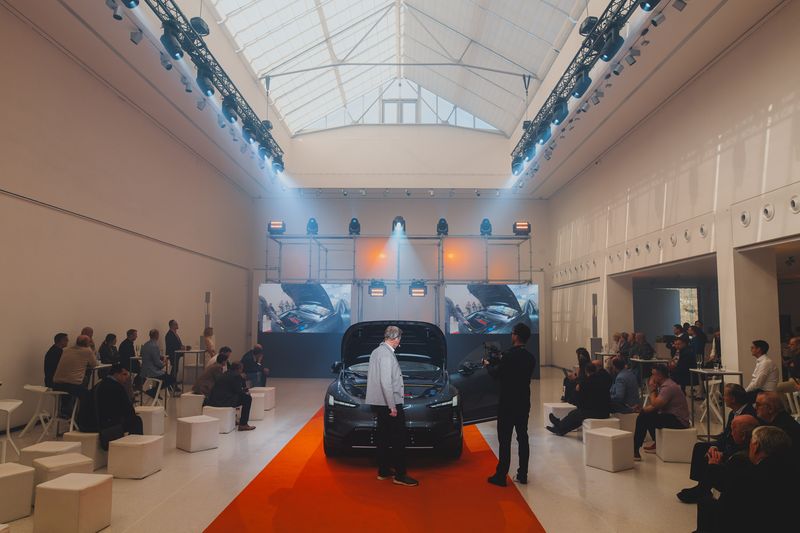 Volvo EX60 se poprvé ukázalo v Praze. Galerie Mánes hostila premiéru nové generace elektromobility
