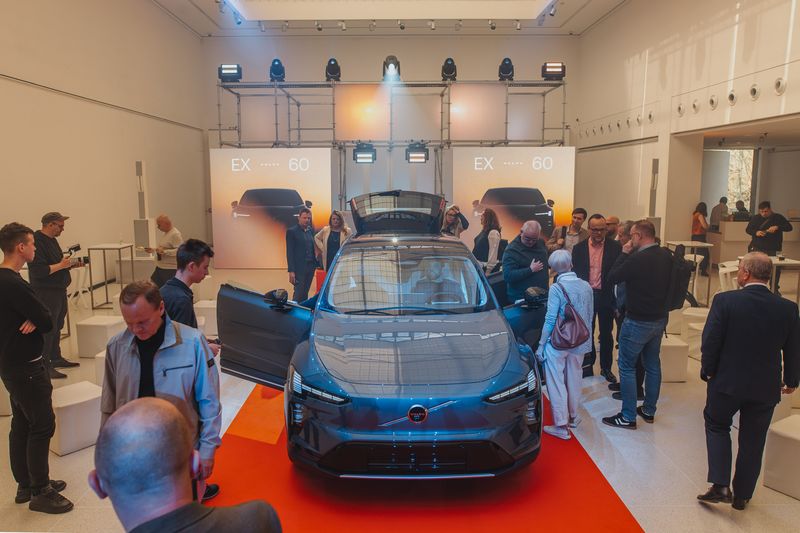 Volvo EX60 se poprvé ukázalo v Praze. Galerie Mánes hostila premiéru nové generace elektromobility