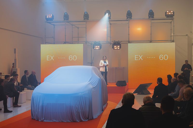 Volvo EX60 se poprvé ukázalo v Praze. Galerie Mánes hostila premiéru nové generace elektromobility