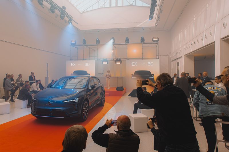 Volvo EX60 se poprvé ukázalo v Praze. Galerie Mánes hostila premiéru nové generace elektromobility
