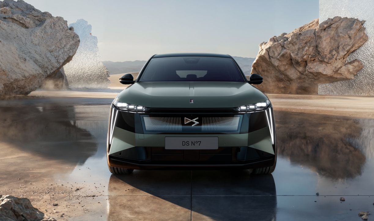 DS N°7: Francouzská elegance vstupuje do nové éry. Prémiové SUV bylo oficiálně odhaleno