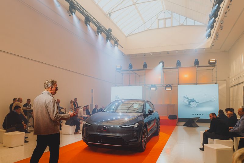 Volvo EX60 se poprvé ukázalo v Praze. Galerie Mánes hostila premiéru nové generace elektromobility