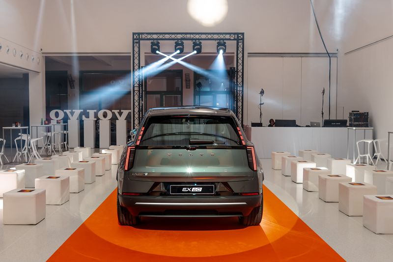 Volvo EX60 se poprvé ukázalo v Praze. Galerie Mánes hostila premiéru nové generace elektromobility