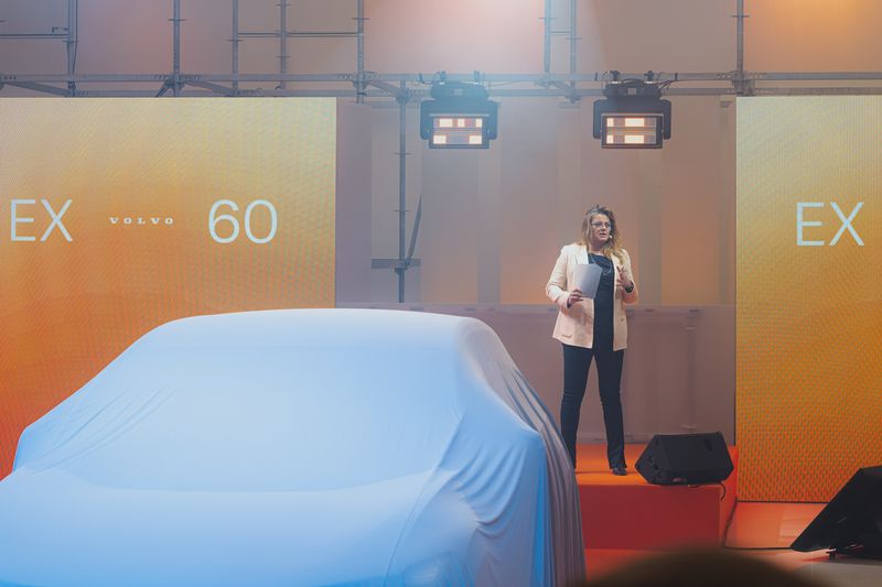 Volvo EX60 se poprvé ukázalo v Praze. Galerie Mánes hostila premiéru nové generace elektromobility