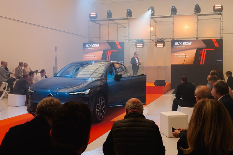 Volvo EX60 se poprvé ukázalo v Praze. Galerie Mánes hostila premiéru nové generace elektromobility