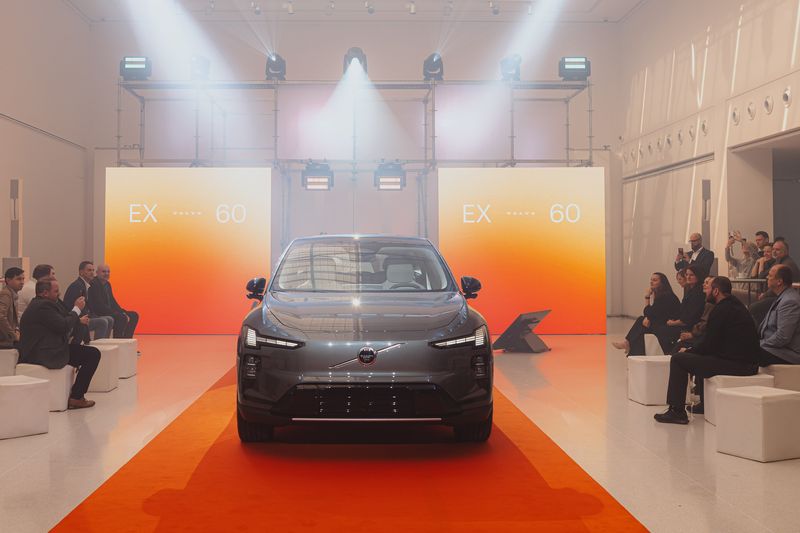 Volvo EX60 se poprvé ukázalo v Praze. Galerie Mánes hostila premiéru nové generace elektromobility