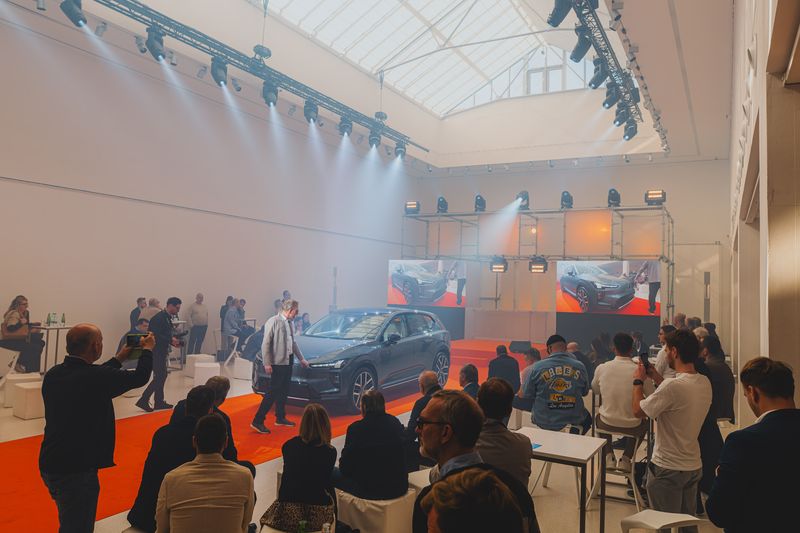 Volvo EX60 se poprvé ukázalo v Praze. Galerie Mánes hostila premiéru nové generace elektromobility