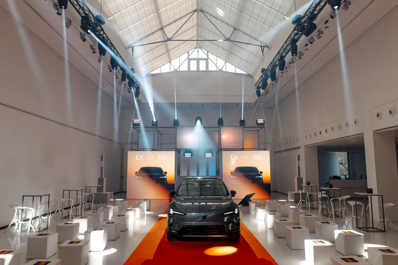 Volvo EX60 se poprvé ukázalo v Praze. Galerie Mánes hostila premiéru nové generace elektromobility