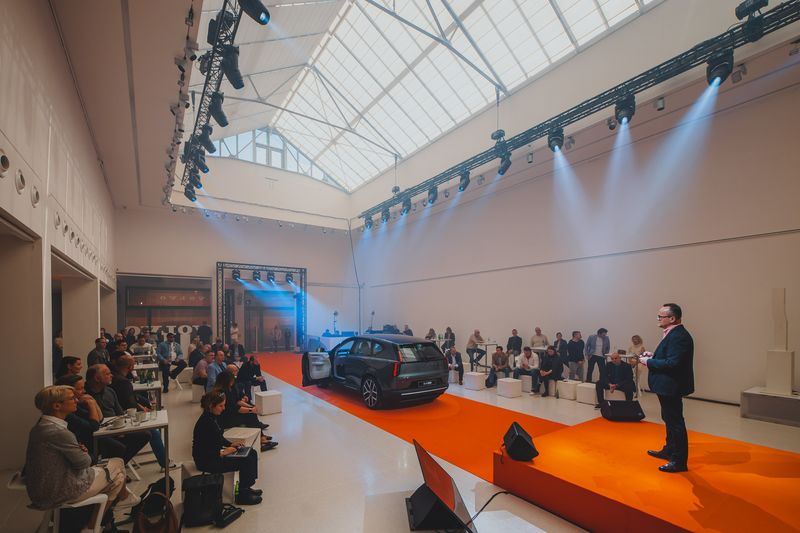 Volvo EX60 se poprvé ukázalo v Praze. Galerie Mánes hostila premiéru nové generace elektromobility