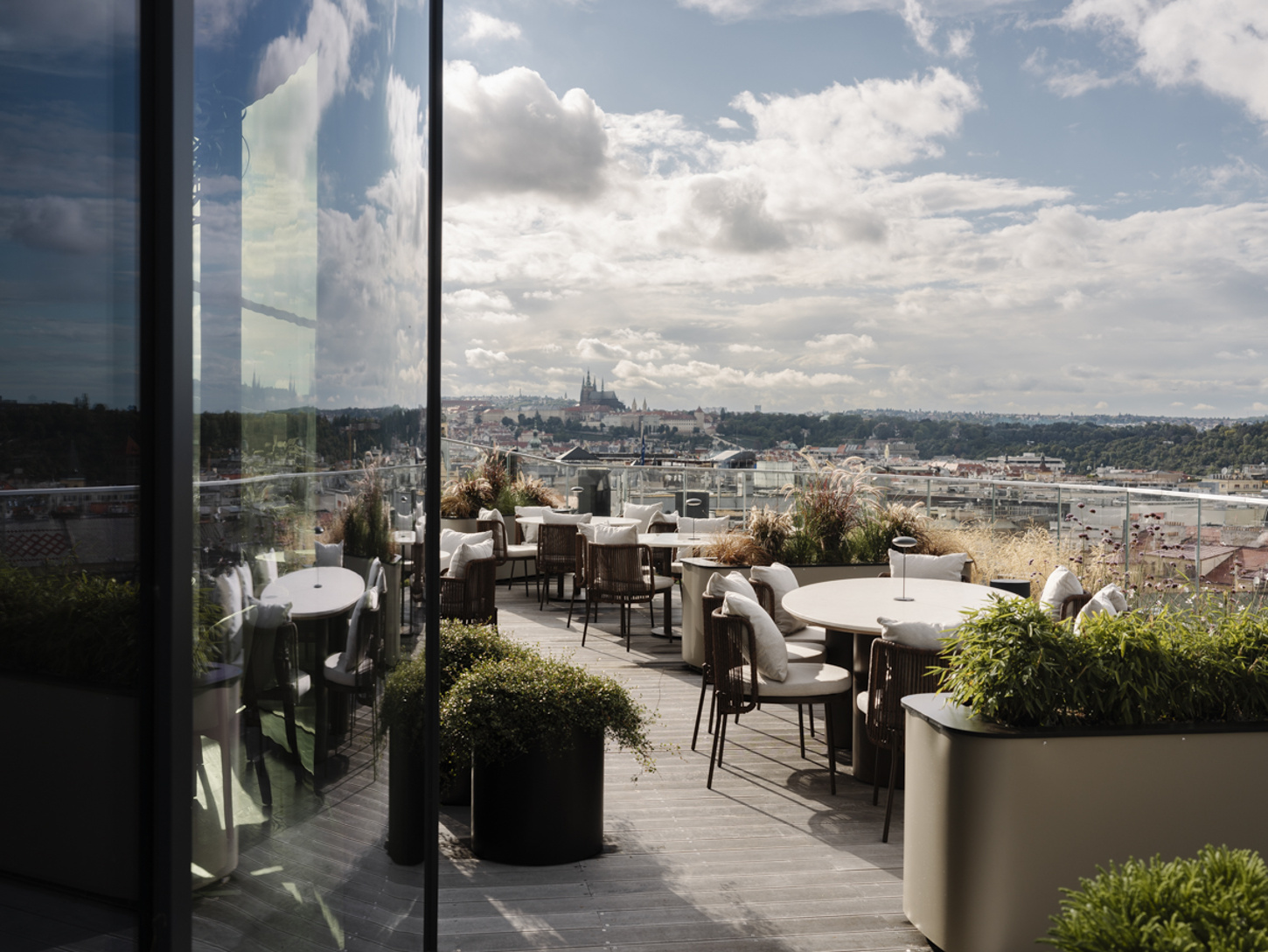 Restaurace REASON otevírá letní terasu s panoramatickým výhledem na Prahu a představuje nový koncept degustačních menu