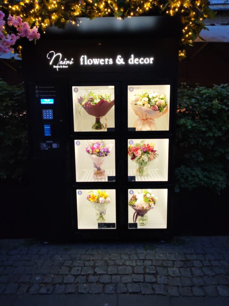 Kde v centru Prahy seženete nádherné květiny každý den až do půlnoci? Objevte Květinový automat Flowers Nairi Premium v zahradě Slovanského domu