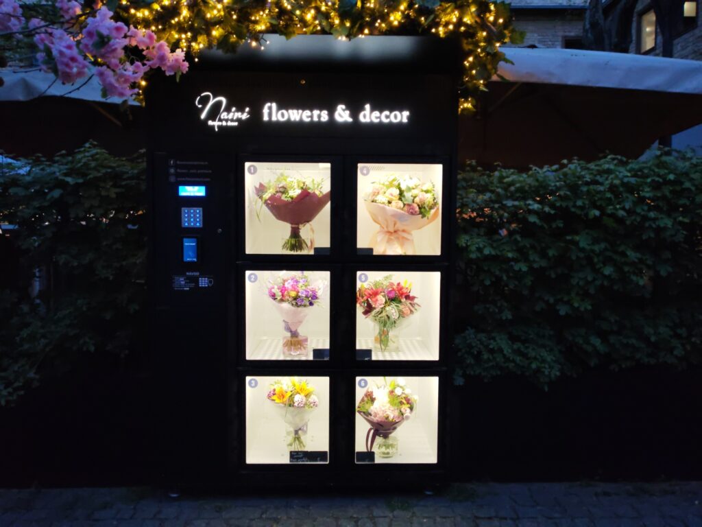 Kde v centru Prahy seženete nádherné květiny každý den až do půlnoci? Objevte Květinový automat Flowers Nairi Premium v zahradě Slovanského domu