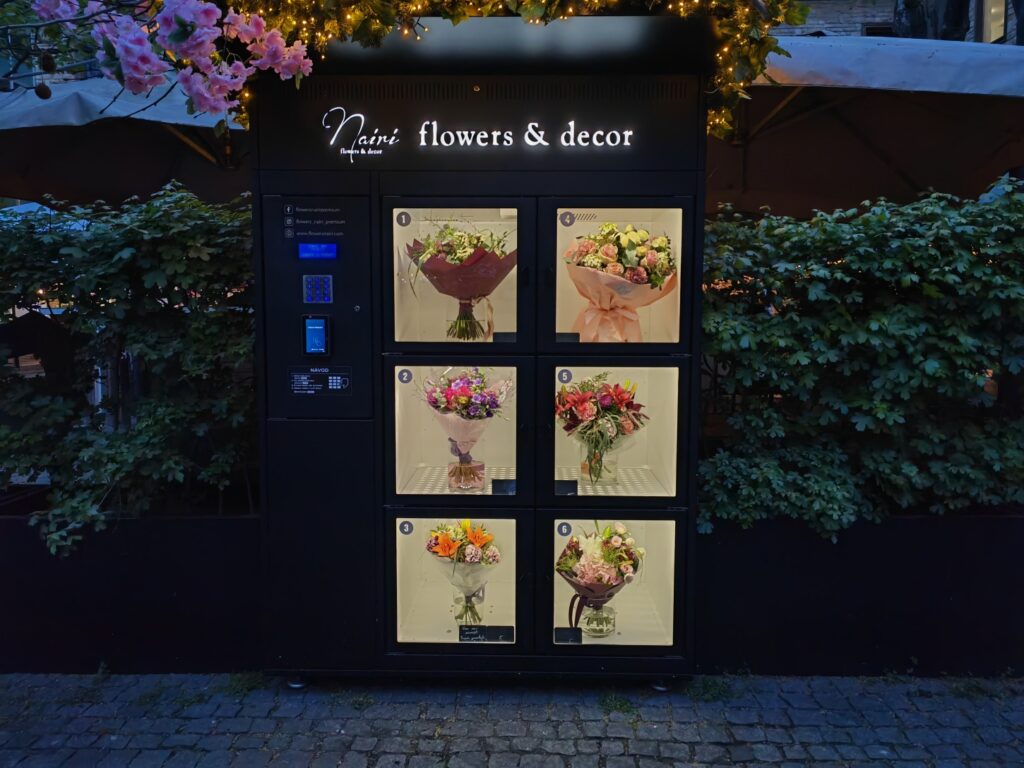 Kde v centru Prahy seženete nádherné květiny každý den až do půlnoci? Objevte Květinový automat Flowers Nairi Premium v zahradě Slovanského domu