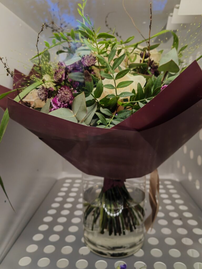Kde v centru Prahy seženete nádherné květiny každý den až do půlnoci? Objevte Květinový automat Flowers Nairi Premium v zahradě Slovanského domu