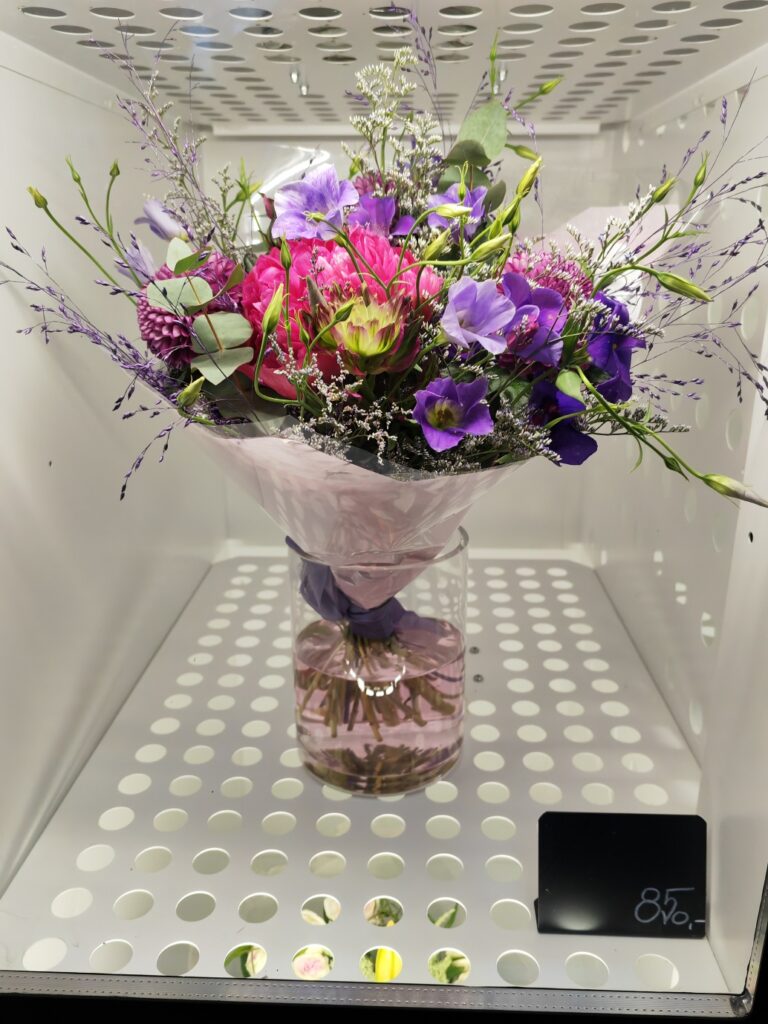 Kde v centru Prahy seženete nádherné květiny každý den až do půlnoci? Objevte Květinový automat Flowers Nairi Premium v zahradě Slovanského domu