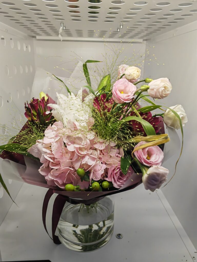 Kde v centru Prahy seženete nádherné květiny každý den až do půlnoci? Objevte Květinový automat Flowers Nairi Premium v zahradě Slovanského domu