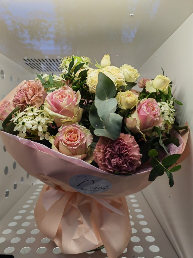 Kde v centru Prahy seženete nádherné květiny každý den až do půlnoci? Objevte Květinový automat Flowers Nairi Premium v zahradě Slovanského domu