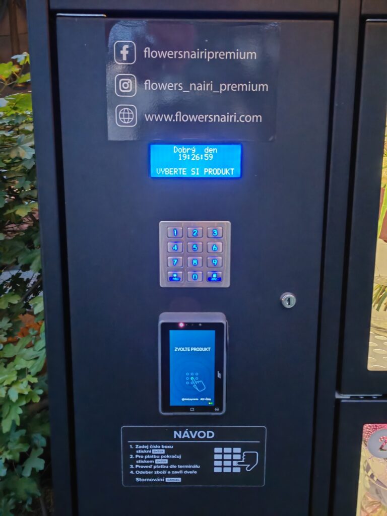 Kde v centru Prahy seženete nádherné květiny každý den až do půlnoci? Objevte Květinový automat Flowers Nairi Premium v zahradě Slovanského domu