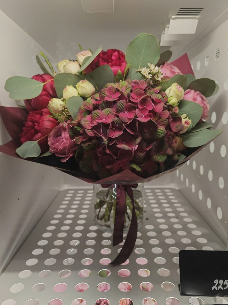 Kde v centru Prahy seženete nádherné květiny každý den až do půlnoci? Objevte Květinový automat Flowers Nairi Premium v zahradě Slovanského domu