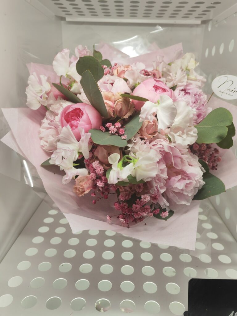 Kde v centru Prahy seženete nádherné květiny každý den až do půlnoci? Objevte Květinový automat Flowers Nairi Premium v zahradě Slovanského domu