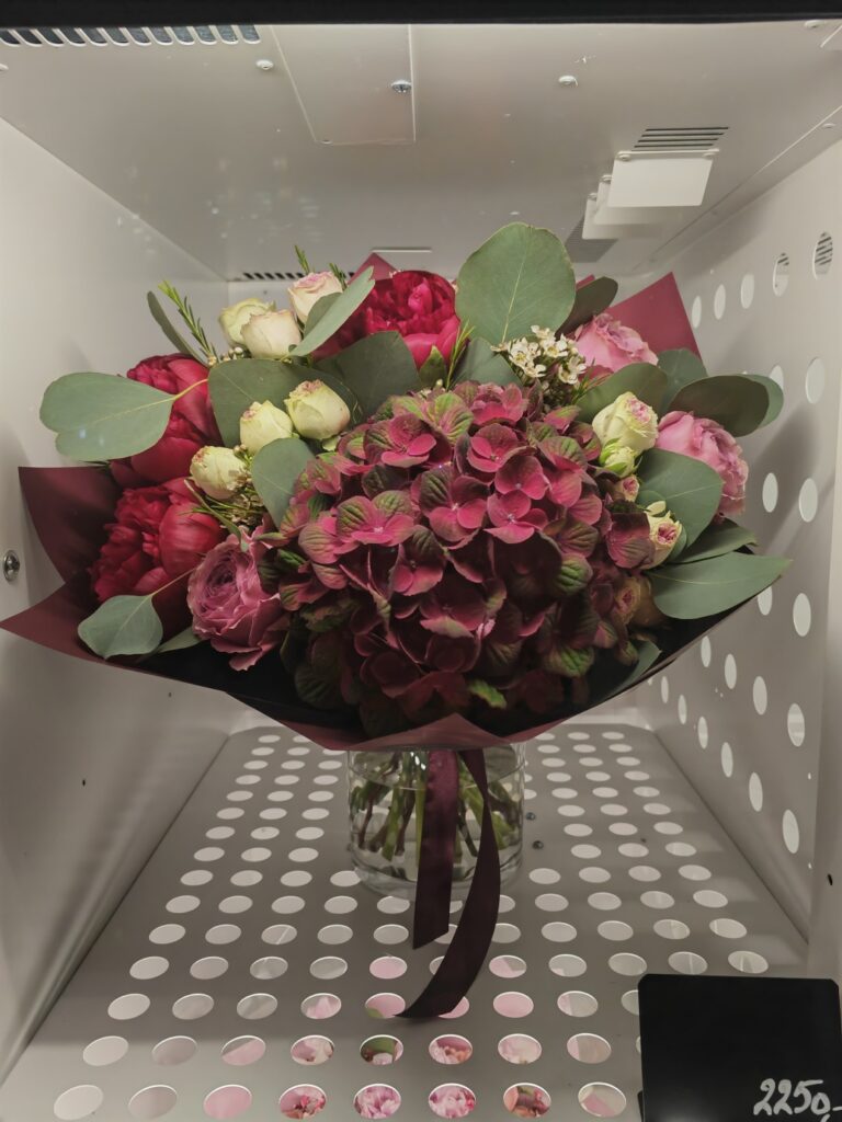 Kde v centru Prahy seženete nádherné květiny každý den až do půlnoci? Objevte Květinový automat Flowers Nairi Premium v zahradě Slovanského domu