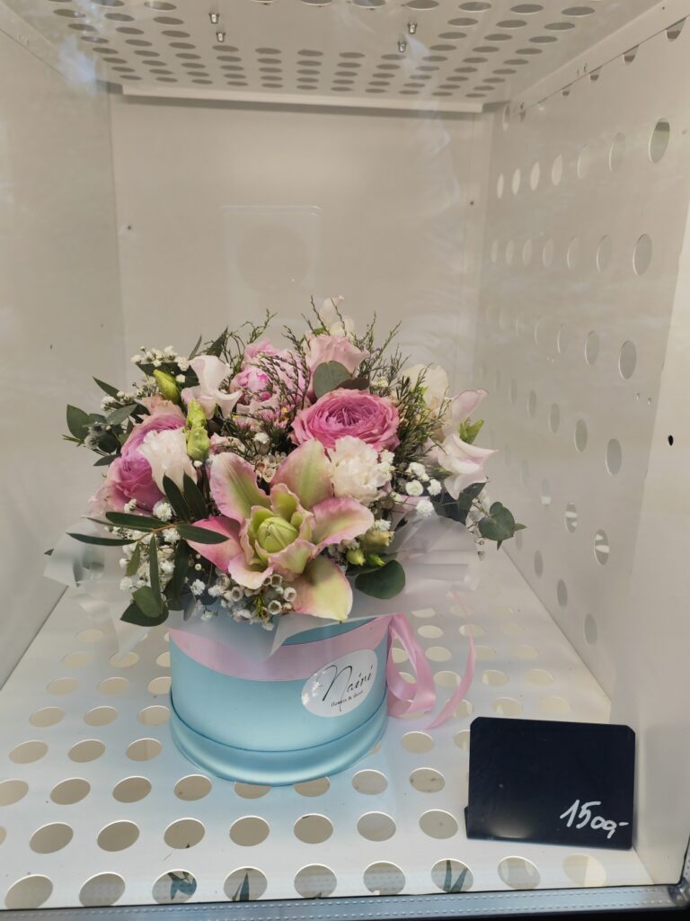 Kde v centru Prahy seženete nádherné květiny každý den až do půlnoci? Objevte Květinový automat Flowers Nairi Premium v zahradě Slovanského domu