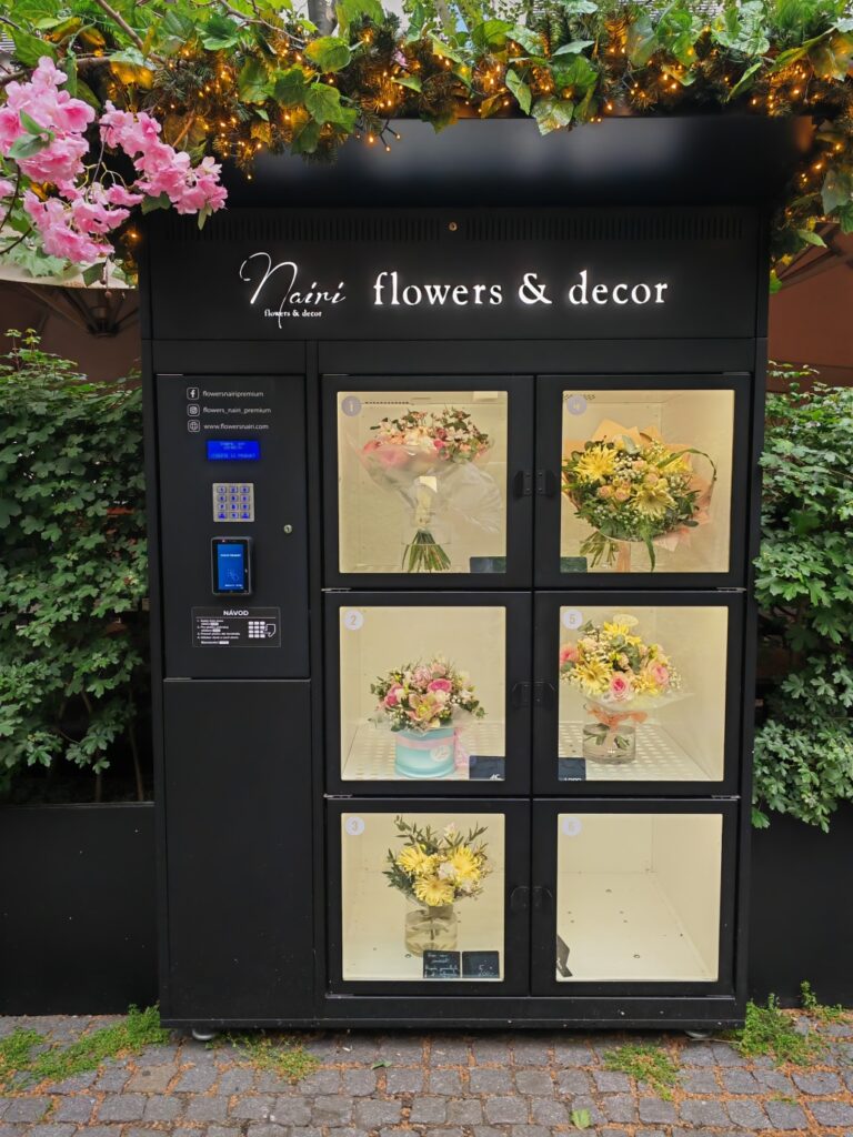 Kde v centru Prahy seženete nádherné květiny každý den až do půlnoci? Objevte Květinový automat Flowers Nairi Premium v zahradě Slovanského domu