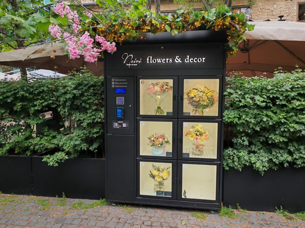 Kde v centru Prahy seženete nádherné květiny každý den až do půlnoci? Objevte Květinový automat Flowers Nairi Premium v zahradě Slovanského domu
