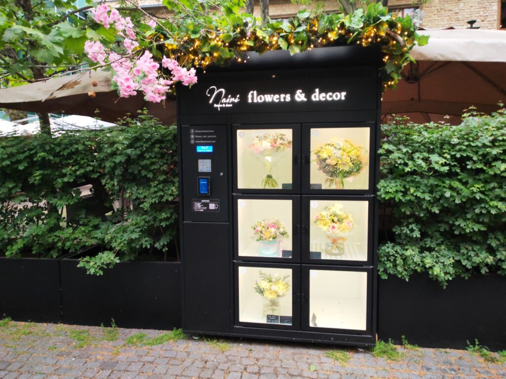 Kde v centru Prahy seženete nádherné květiny každý den až do půlnoci? Objevte Květinový automat Flowers Nairi Premium v zahradě Slovanského domu