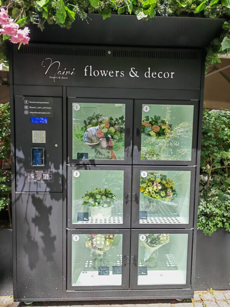 Kde v centru Prahy seženete nádherné květiny každý den až do půlnoci? Objevte Květinový automat Flowers Nairi Premium v zahradě Slovanského domu