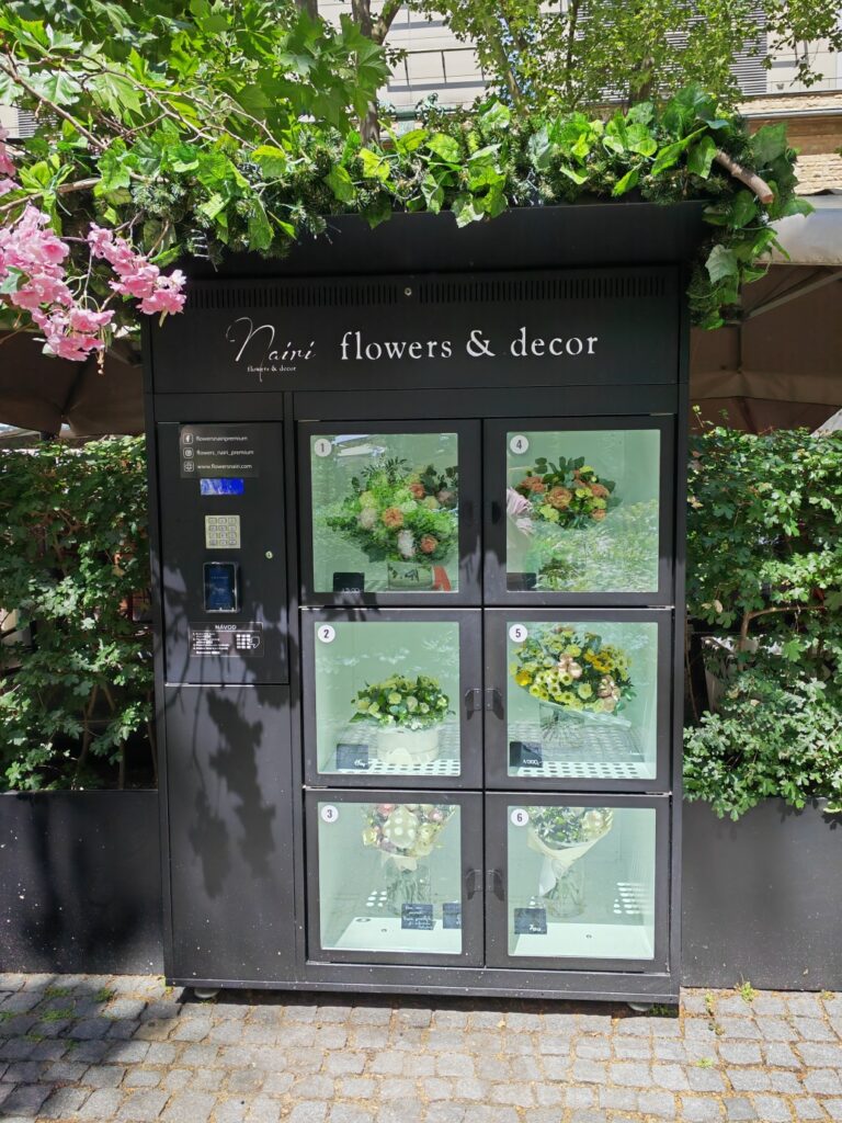 Kde v centru Prahy seženete nádherné květiny každý den až do půlnoci? Objevte Květinový automat Flowers Nairi Premium v zahradě Slovanského domu