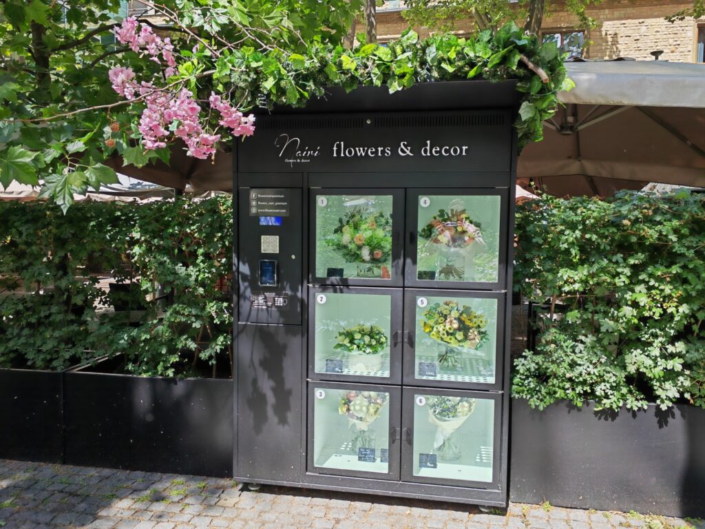 Kde v centru Prahy seženete nádherné květiny každý den až do půlnoci? Objevte Květinový automat Flowers Nairi Premium v zahradě Slovanského domu