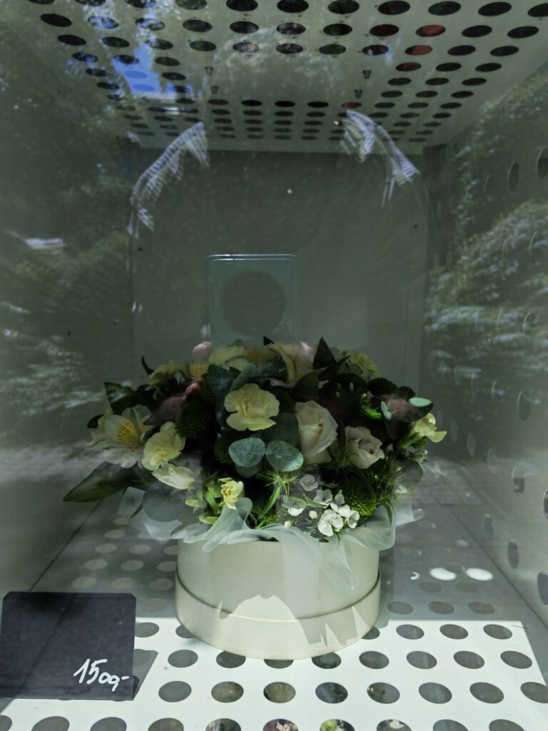 Kde v centru Prahy seženete nádherné květiny každý den až do půlnoci? Objevte Květinový automat Flowers Nairi Premium v zahradě Slovanského domu