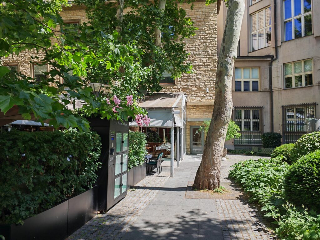 Kde v centru Prahy seženete nádherné květiny každý den až do půlnoci? Objevte Květinový automat Flowers Nairi Premium v zahradě Slovanského domu