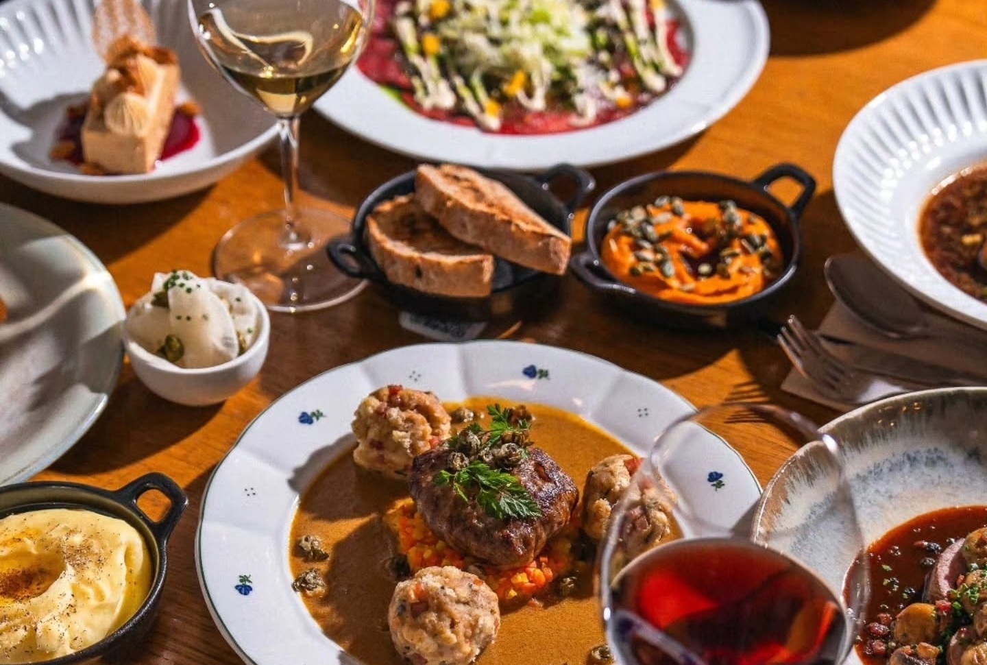 Podzim v Praze chutná výjimečně: Restaurace konceptu TADY CHUTNÁ lákají na zvěřinu, gastronomické speciality i recept z roku 1911