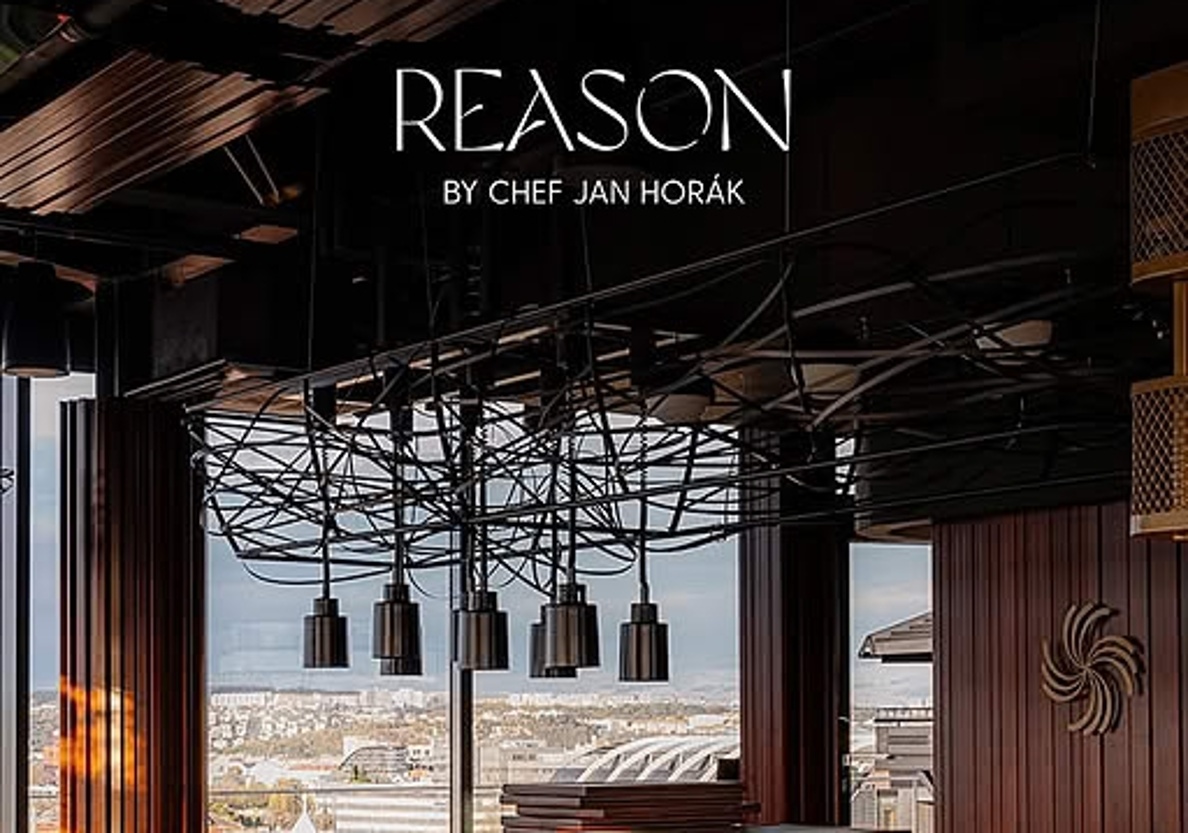 Interiér restaurace REASON v Masaryčce s výhledem na Prahu